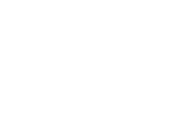 ふと足を踏み入れた赤い森 そこには真っ赤な住人がいた 森で摘んだりんごとクランベリーで 特別な飲み物を作ってくれた それをひと口含んだ瞬間、 ふんわり甘くてキュンとときめく 気づけば、髪も爪も心までも赤く染まっていた 次にこの森で赤に染まるのは、だれ？